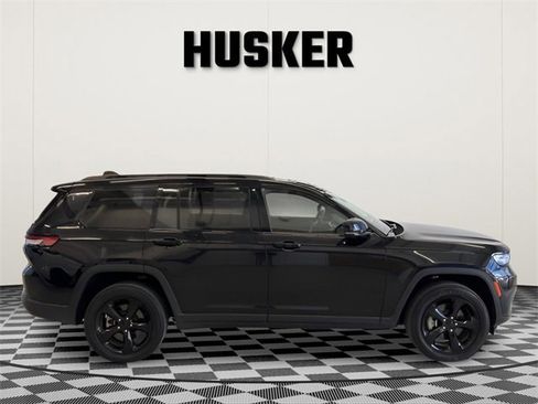 Used 2023 Jeep Grand Cherokee L Laredo image 2