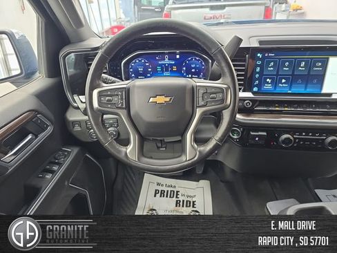 Used 2022 Chevrolet Silverado 1500 LT w/ Z71 Off-Road Package AWD/4WD image 14