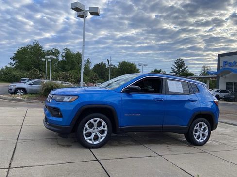 Used 2024 Jeep Compass Latitude AWD/4WD image 6