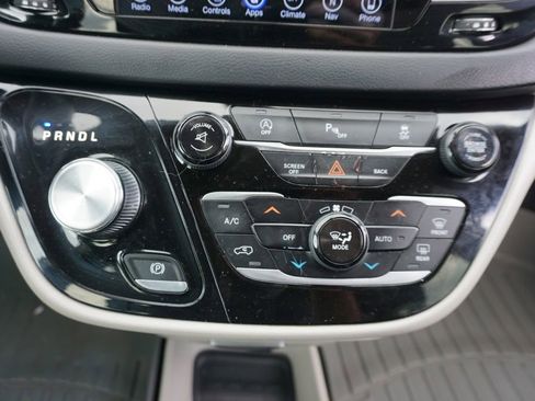 Used 2017 Chrysler Pacifica Touring-L w/ Tire & Wheel Group image 11