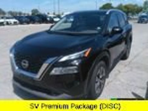 Used 2023 Nissan Rogue SV w/ SV Premium B Package FWD image 2