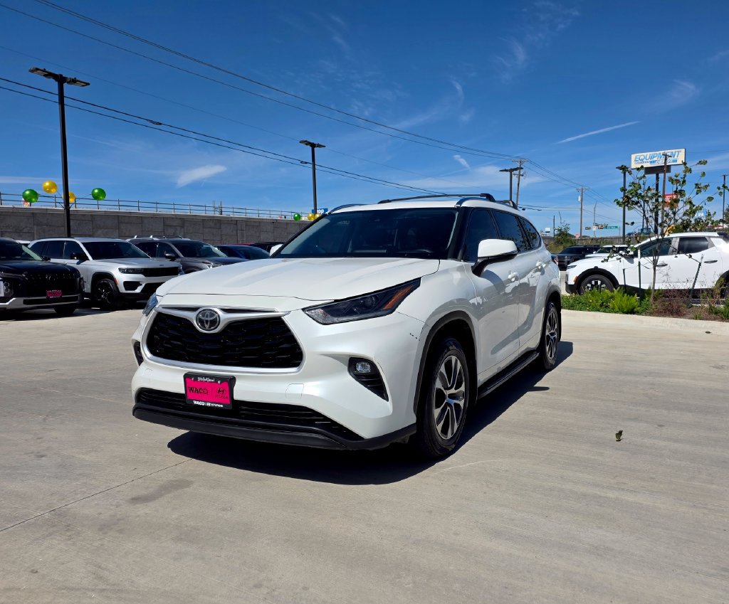 Used 2021 Toyota Highlander XLE FWD image 3