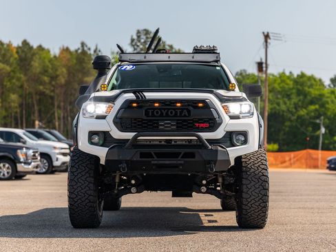 Used 2019 Toyota Tacoma SR5 AWD/4WD image 2