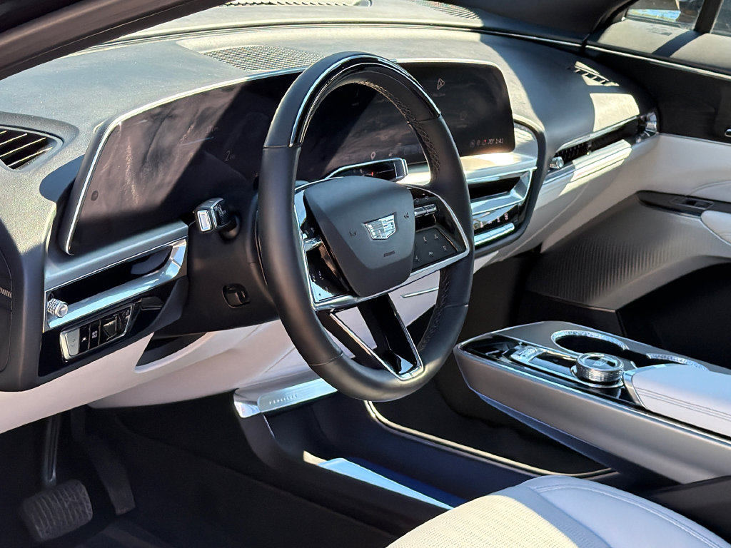 Used 2024 Cadillac Lyriq Luxury AWD/4WD image 16