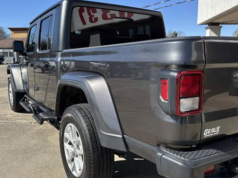Used 2023 Jeep Gladiator Sport image 9