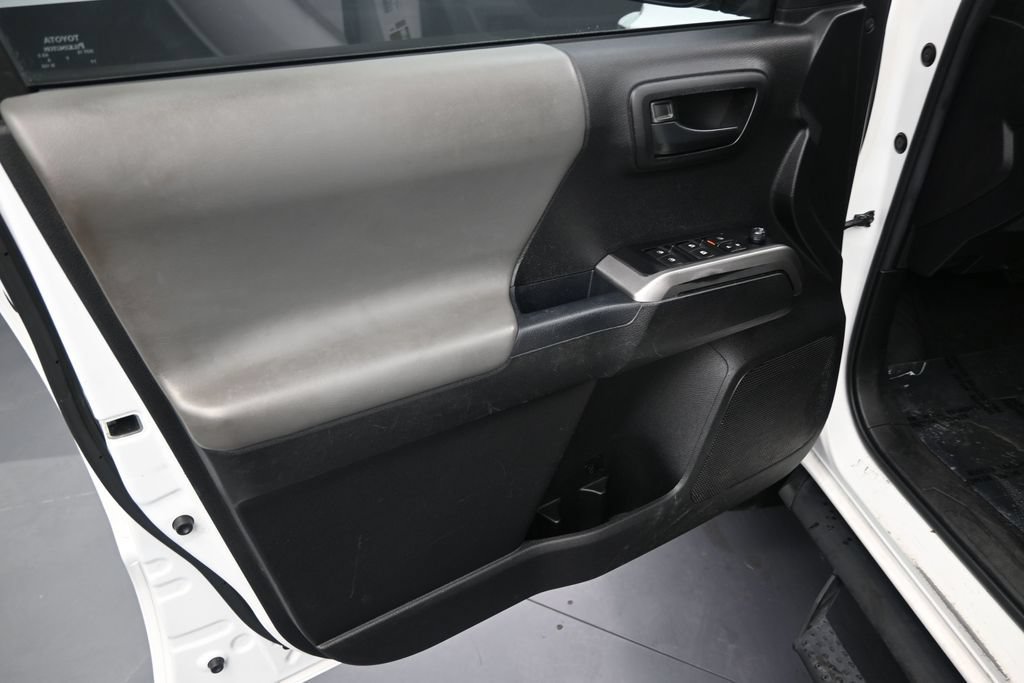 Used 2023 Toyota Tacoma SR5 AWD/4WD image 12