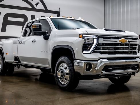 Used 2024 Chevrolet Silverado 3500 LTZ w/ LTZ Plus Package AWD/4WD image 30