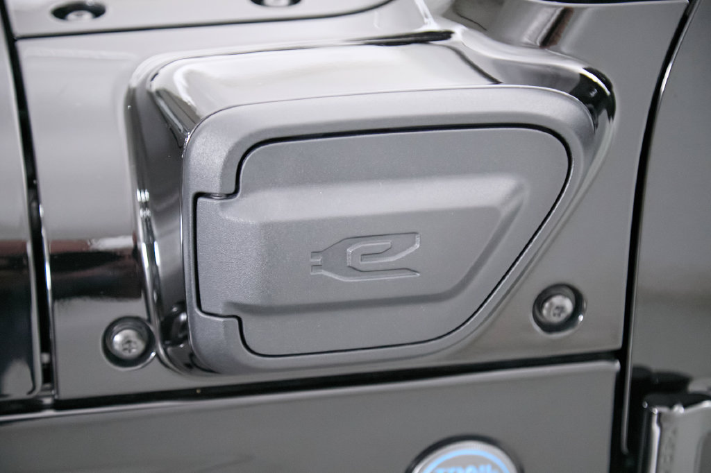 Used 2023 Jeep Wrangler Unlimited Sahara AWD/4WD image 6