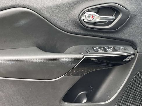 Used 2019 Jeep Cherokee Latitude Plus FWD image 14