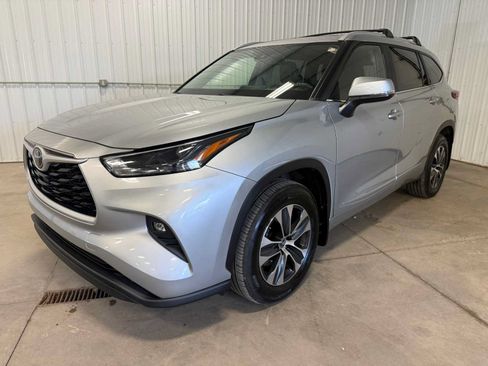 Used 2023 Toyota Highlander XLE AWD/4WD image 6