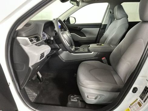 Used 2023 Toyota Highlander L FWD image 11