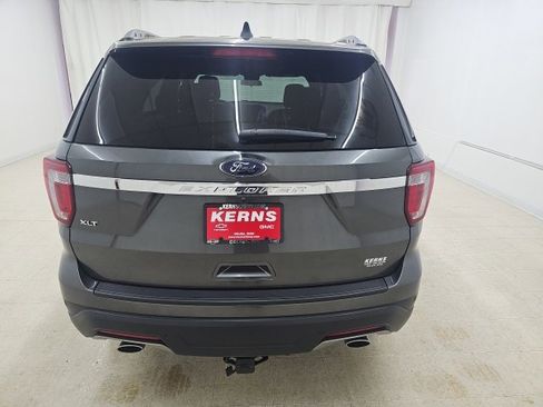 Used 2018 Ford Explorer XLT image 5