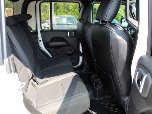 Used 2023 Jeep Gladiator Overland AWD/4WD image 12