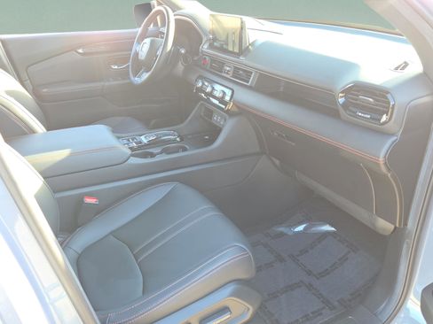 Used 2025 Honda Pilot TrailSport image 18