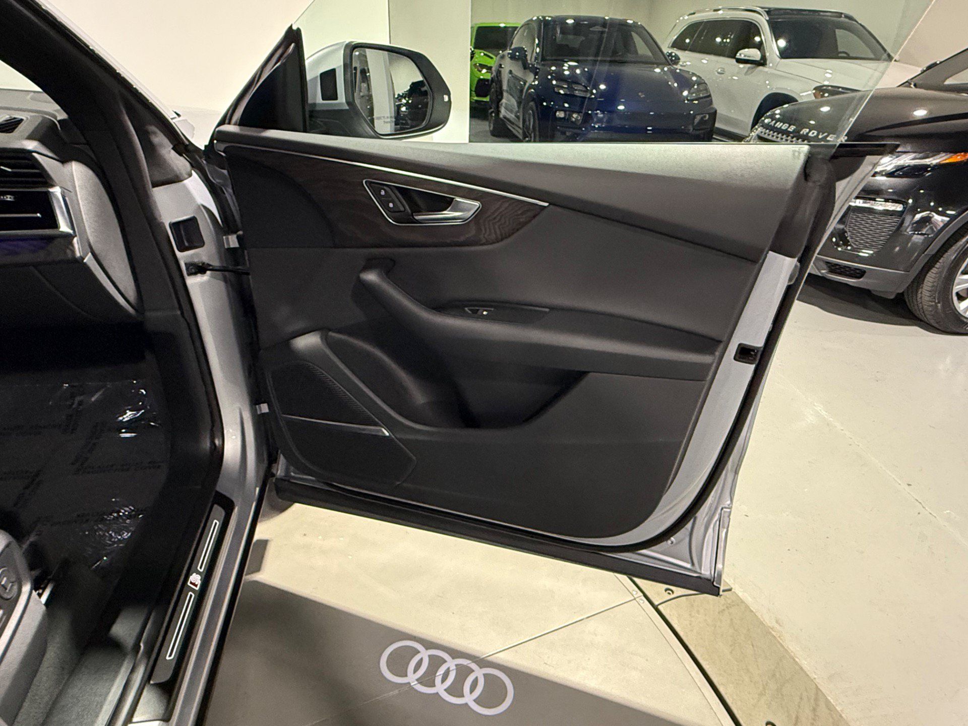 Used 2019 Audi Q8 Premium Plus w/ Premium Plus AWD/4WD image 34