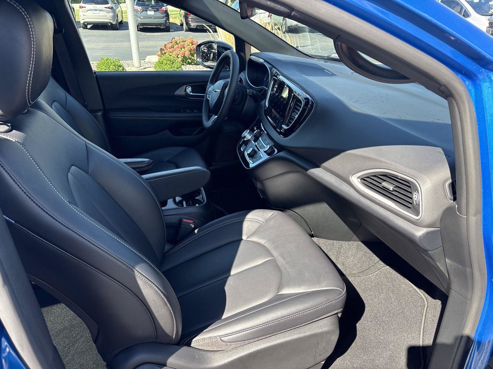 Used 2026 Chrysler Pacifica Select FWD image 15