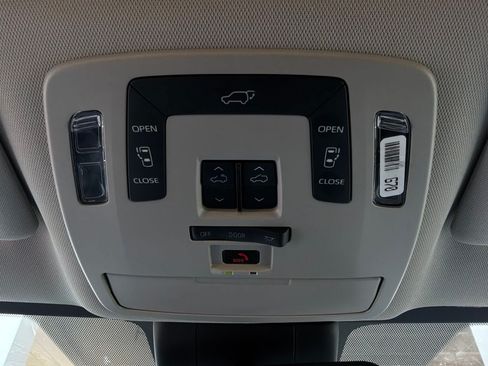 Used 2025 Toyota Sienna XLE FWD image 19