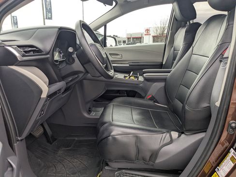 Used 2021 Toyota Sienna LE image 26