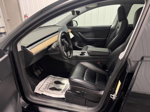 Used 2021 Tesla Model Y Long Range image 10