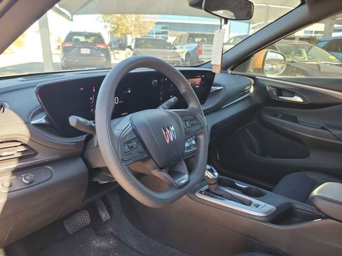 Used 2024 Buick Envista Preferred image 2