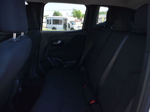 Used 2019 Jeep Renegade Latitude FWD image 16
