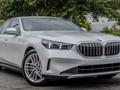 Used 2025 BMW 530i w/ Premium Package image 3