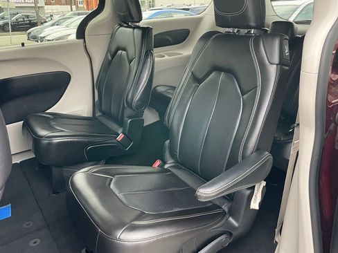 Used 2023 Chrysler Pacifica Touring-L image 7