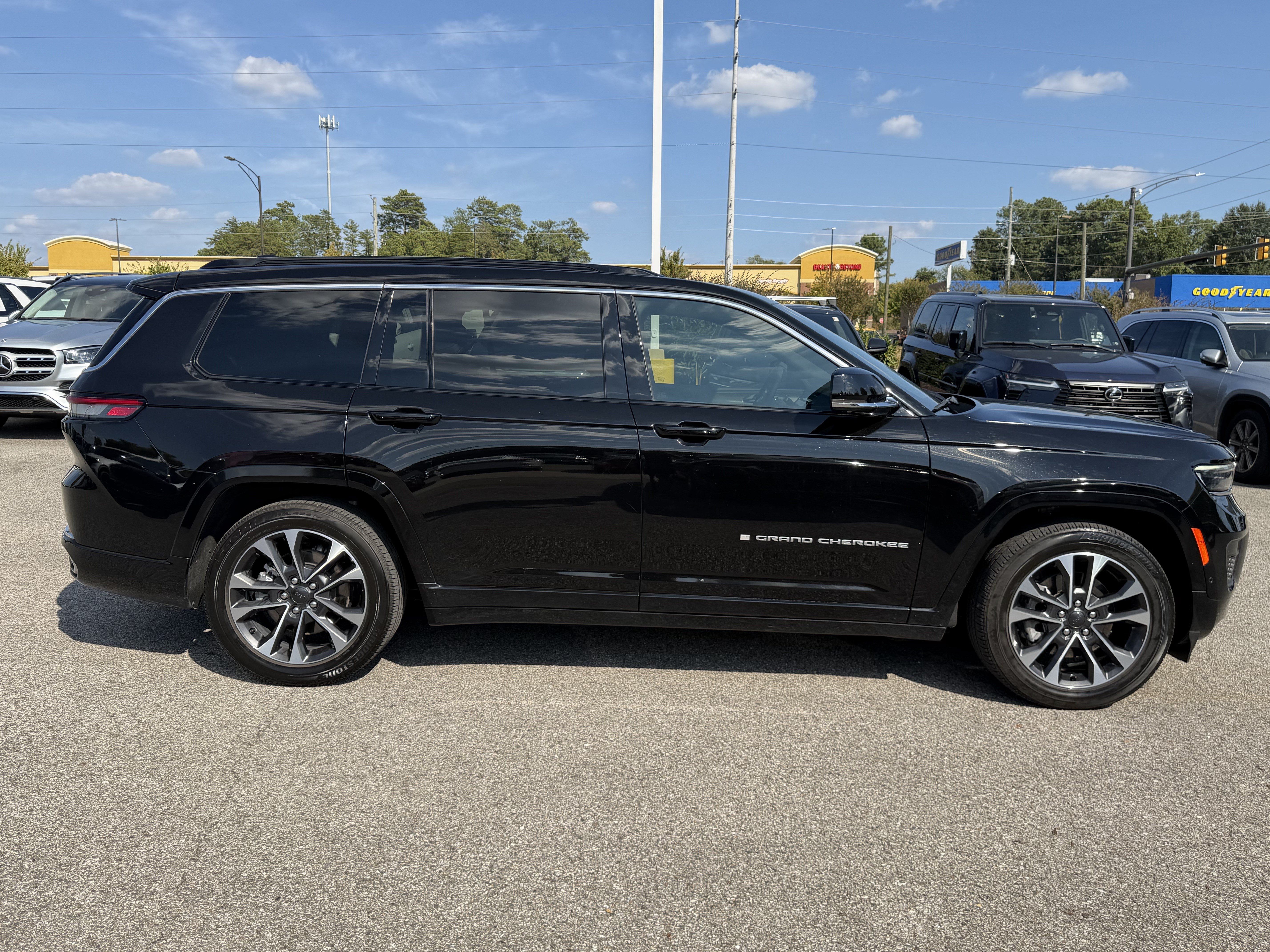 Used 2024 Jeep Grand Cherokee L Overland w/ Advanced Protech Group III AWD/4WD image 11
