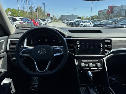 Used 2023 Volkswagen Atlas SE w/ Panoramic Sunroof Package image 3