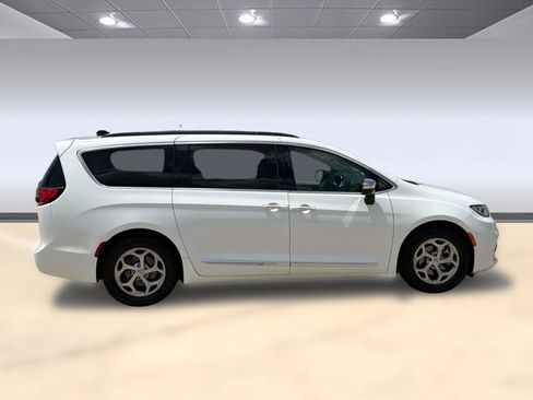 Used 2023 Chrysler Pacifica Limited FWD image 8
