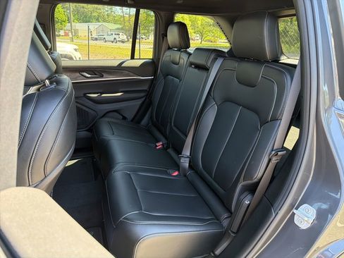 Used 2025 Jeep Grand Cherokee Limited AWD/4WD image 19