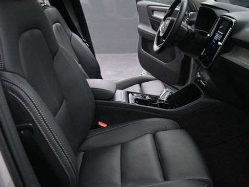 Used 2025 Volvo XC40 B5 Plus image 16