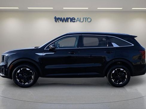 Used 2025 Kia Sorento S image 2