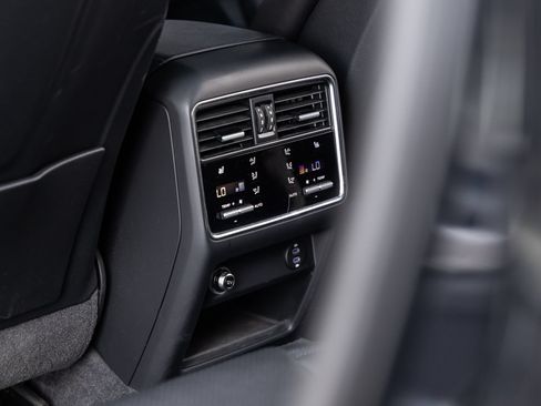 Certified 2023 Porsche Cayenne Platinum Edition AWD/4WD image 39