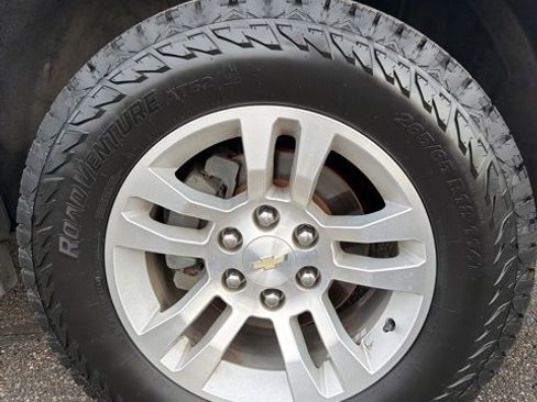 Used 2018 Chevrolet Suburban LT w/ Luxury Package image 9