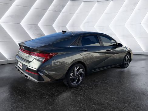 Used 2025 Hyundai Elantra SEL w/ Cargo Package image 4