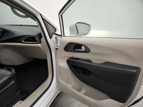 Used 2019 Chrysler Pacifica Touring-L FWD image 27