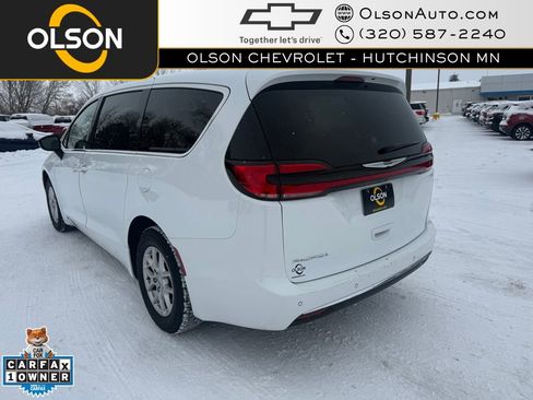 Used 2024 Chrysler Pacifica Touring-L image 3