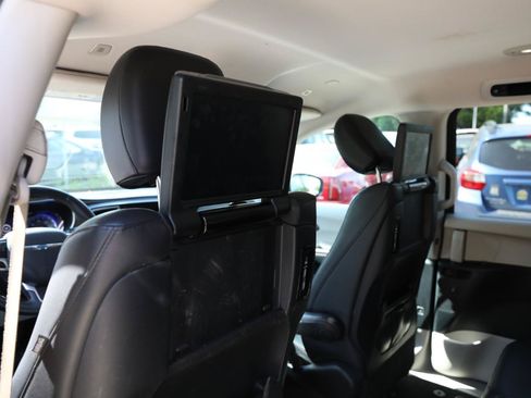 Used 2018 Chrysler Pacifica Touring-L Plus w/ Tire & Wheel Group FWD image 16