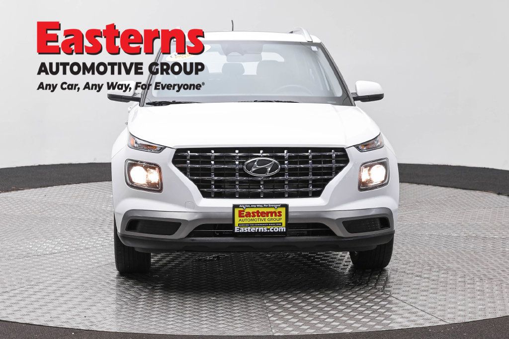Used 2025 Hyundai Venue SEL FWD image 4