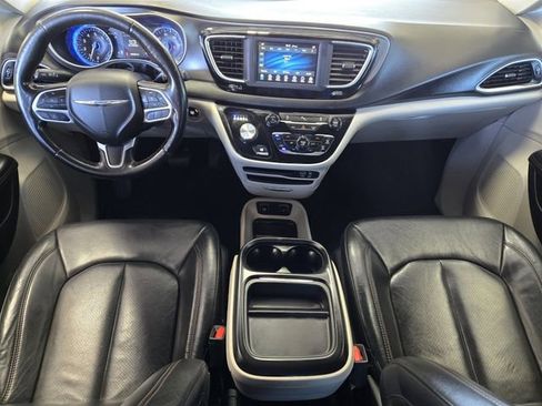 Used 2020 Chrysler Pacifica Touring-L image 28