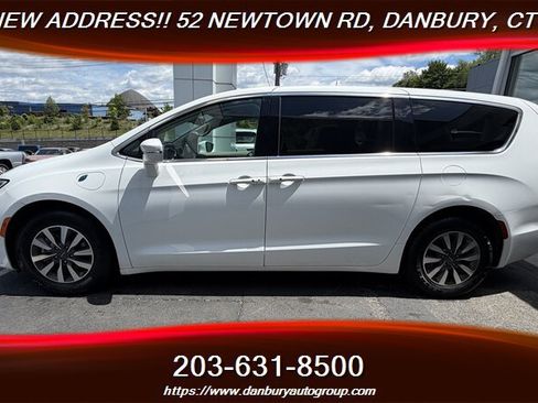 Used 2022 Chrysler Pacifica Touring-L FWD image 2