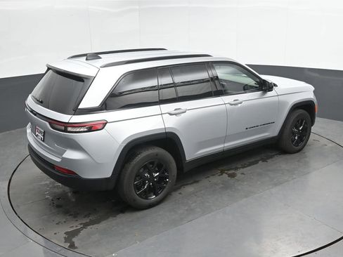 Used 2025 Jeep Grand Cherokee Altitude AWD/4WD image 32