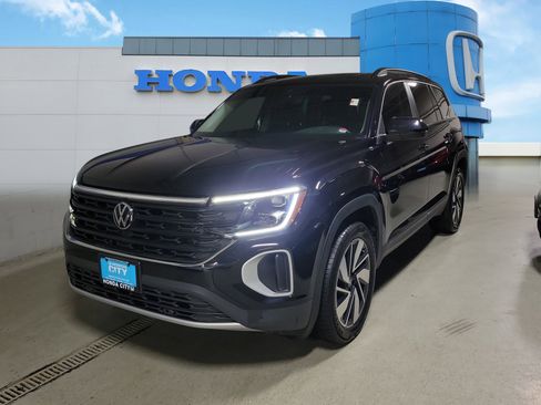 Used 2024 Volkswagen Atlas SE w/ Panoramic Sunroof Package image 2