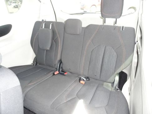 Used 2017 Chrysler Pacifica LX FWD image 13