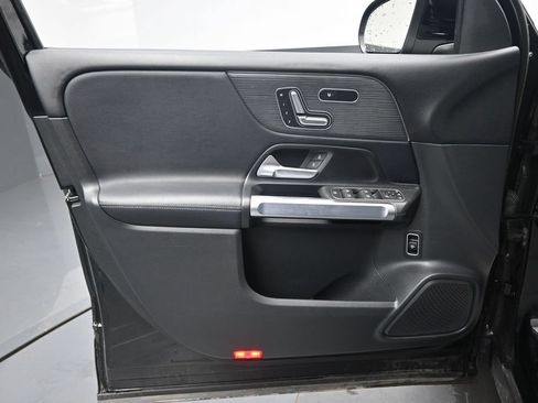 Used 2023 Mercedes-Benz GLB 250 4MATIC image 25