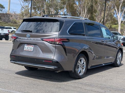Used 2023 Toyota Sienna Limited FWD image 14