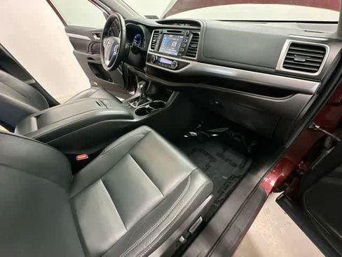 Used 2019 Toyota Highlander XLE w/ Carpet Mat Package (TMS) AWD/4WD image 22