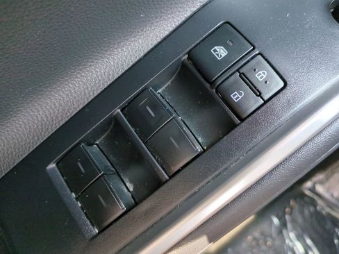 Used 2023 Toyota Highlander XLE FWD image 23