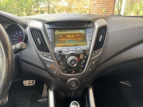 Used 2016 Hyundai Veloster Turbo image 24